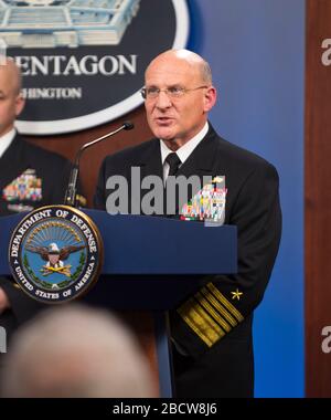 US-Chef für Marineoperationen ADM. Michael Gilday, berichtet Reportern über die COVID-19-Pandemie im Pentagon am 24. März 2020 in Arlington, Virginia. Stockfoto
