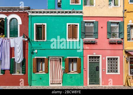 Waschen, hängend aus bunten Häusern auf der italienischen Insel Burano an Island in der Venetian Lagoon, Venedig, Italien zu trocknen Stockfoto