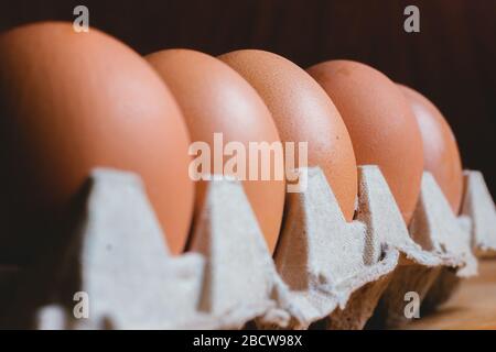 Eier im Karton auf rustikalem Hintergrund, bogota kolumbien, 4. april 2020 Stockfoto