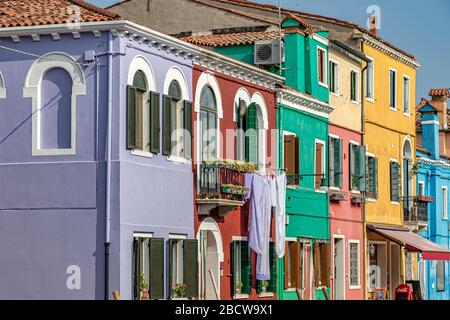 Bunte Häuser auf der italienischen Insel Burano an Island in der Lagune von Venedig eine relativ kurze Bootsfahrt von Venedig, Italien Stockfoto