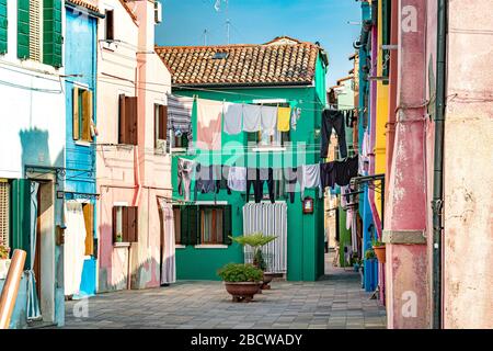 Bunte Häuser auf der italienischen Insel Burano an Island in der Lagune von Venedig eine relativ kurze Bootsfahrt von Venedig, Italien Stockfoto