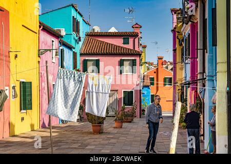 Bunte Häuser auf der italienischen Insel Burano an Island in der Lagune von Venedig eine relativ kurze Bootsfahrt von Venedig, Italien Stockfoto