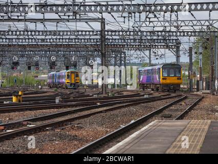 Die Sprinter der nördlichen Bahnklasse 158 und die Schrittmacherzüge der Klasse 142 am Westende des Bahnhofs Leeds Stockfoto