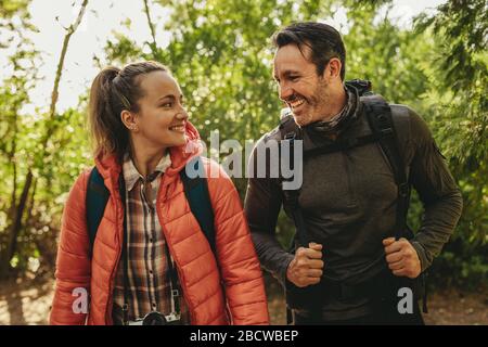 Glückliches Paar, das auf seiner Wanderreise genießt. Kaukasische Paare haben Spaß im Urlaub. Stockfoto