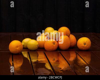 Nahaufnahme von Orangen und Zitronen auf Holztisch Stockfoto