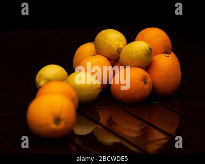 Nahaufnahme von Orangen und Zitronen auf Holztisch Stockfoto