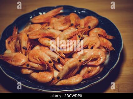 Würzige Garnelen. Gekochte Garnelen, viele gekochte geschälte Garnelen. Konzept der gesunden Ernährung. Stockfoto