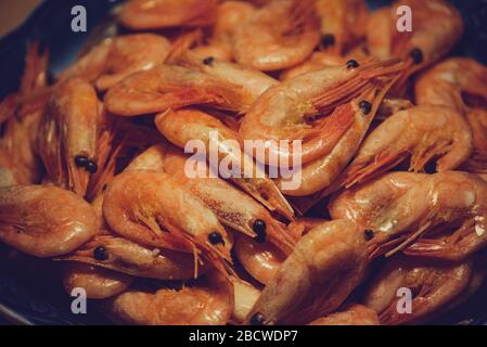 Würzige Garnelen. Gekochte Garnelen, viele gekochte geschälte Garnelen. Konzept der gesunden Ernährung. Stockfoto