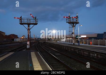 Mechanische Bracket-Eisenbahn-Signale bei Blackpool Norden mit Blackpool North Nummer 2 Signalbox hinter, bei Sonnenuntergang aufgenommen Stockfoto