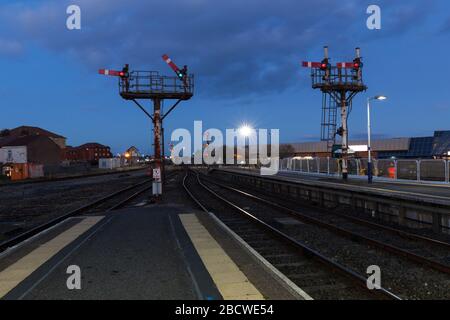 Mechanische Bracket-Eisenbahn-Signale bei Blackpool Norden mit Blackpool North Nummer 2 Signalbox hinter, bei Sonnenuntergang aufgenommen Stockfoto