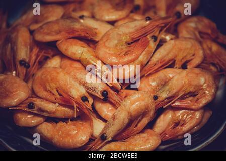 Würzige Garnelen. Gekochte Garnelen, viele gekochte geschälte Garnelen. Konzept der gesunden Ernährung. Stockfoto