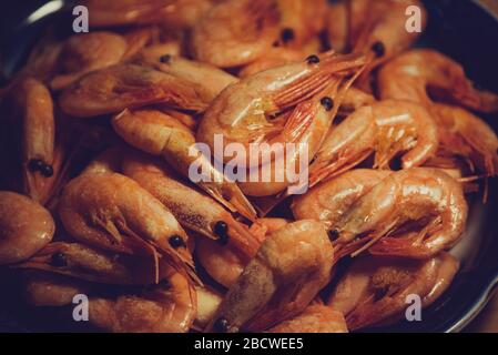 Würzige Garnelen. Gekochte Garnelen, viele gekochte geschälte Garnelen. Konzept der gesunden Ernährung. Stockfoto