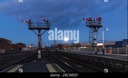 Mechanische Bracket-Eisenbahn-Signale bei Blackpool Norden mit Blackpool North Nummer 2 Signalbox hinter, bei Sonnenuntergang aufgenommen Stockfoto