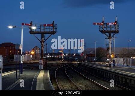 Mechanische Bracket-Eisenbahn-Signale bei Blackpool Norden mit Blackpool North Nummer 2 Signalbox hinter, bei Sonnenuntergang aufgenommen Stockfoto