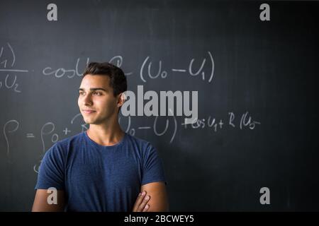 Studenten in einem Klassenzimmer - einige Studenten lösen ein Mathe-Problem auf einer Tafel während des Mathematikunterrichts Stockfoto