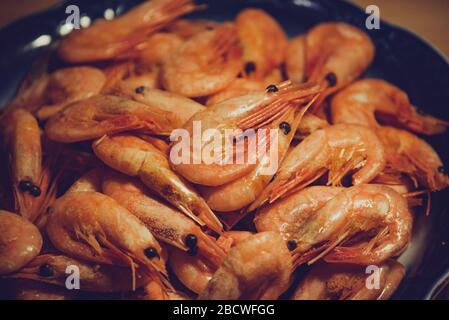 Würzige Garnelen. Gekochte Garnelen, viele gekochte geschälte Garnelen. Konzept der gesunden Ernährung. Stockfoto
