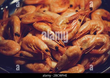 Würzige Garnelen. Gekochte Garnelen, viele gekochte geschälte Garnelen. Konzept der gesunden Ernährung. Stockfoto