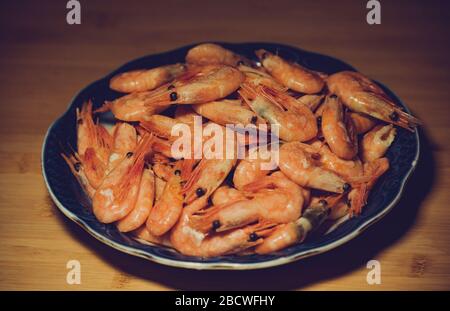 Würzige Garnelen. Gekochte Garnelen, viele gekochte geschälte Garnelen. Konzept der gesunden Ernährung. Stockfoto