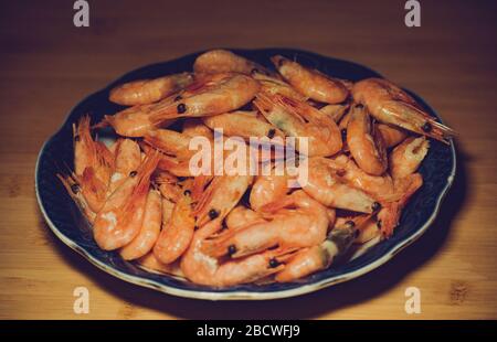 Würzige Garnelen. Gekochte Garnelen, viele gekochte geschälte Garnelen. Konzept der gesunden Ernährung. Stockfoto