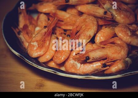 Würzige Garnelen. Gekochte Garnelen, viele gekochte geschälte Garnelen. Konzept der gesunden Ernährung. Stockfoto