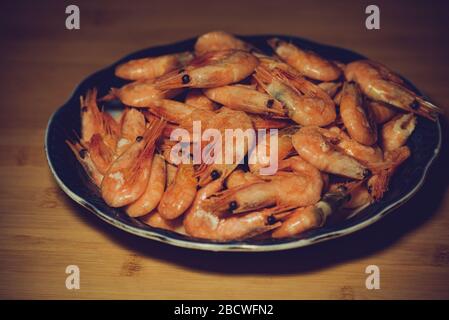 Würzige Garnelen. Gekochte Garnelen, viele gekochte geschälte Garnelen. Konzept der gesunden Ernährung. Stockfoto