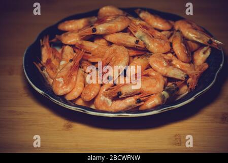 Würzige Garnelen. Gekochte Garnelen, viele gekochte geschälte Garnelen. Konzept der gesunden Ernährung. Stockfoto