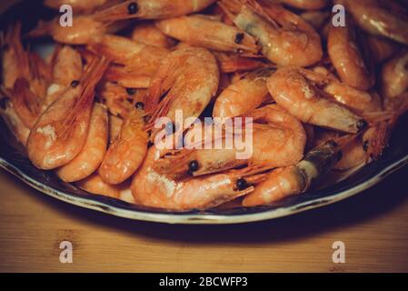 Würzige Garnelen. Gekochte Garnelen, viele gekochte geschälte Garnelen. Konzept der gesunden Ernährung. Stockfoto