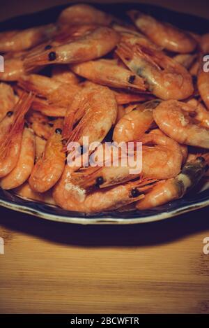 Würzige Garnelen. Gekochte Garnelen, viele gekochte geschälte Garnelen. Konzept der gesunden Ernährung. Stockfoto