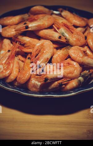 Würzige Garnelen. Gekochte Garnelen, viele gekochte geschälte Garnelen. Konzept der gesunden Ernährung. Stockfoto