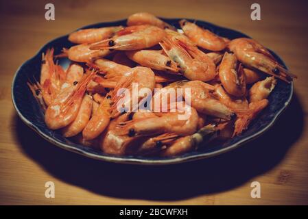 Würzige Garnelen. Gekochte Garnelen, viele gekochte geschälte Garnelen. Konzept der gesunden Ernährung. Stockfoto