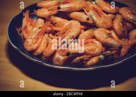 Würzige Garnelen. Gekochte Garnelen, viele gekochte geschälte Garnelen. Konzept der gesunden Ernährung. Stockfoto