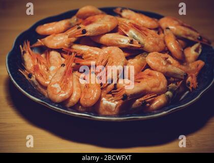Würzige Garnelen. Gekochte Garnelen, viele gekochte geschälte Garnelen. Konzept der gesunden Ernährung. Stockfoto
