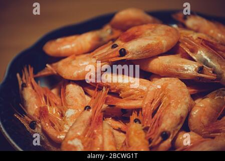 Würzige Garnelen. Gekochte Garnelen, viele gekochte geschälte Garnelen. Konzept der gesunden Ernährung. Stockfoto