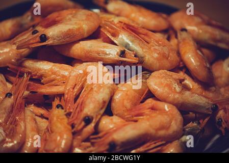 Würzige Garnelen. Gekochte Garnelen, viele gekochte geschälte Garnelen. Konzept der gesunden Ernährung. Stockfoto