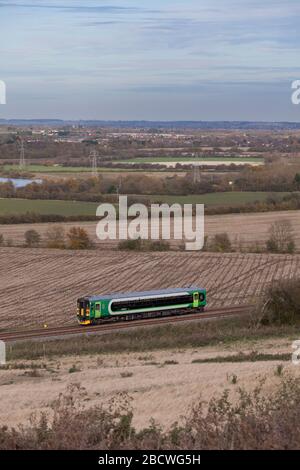 London Midland Klasse 153 Einwagen Sprinter Zug 153366 vorbei Brogbrough auf der Marston Vale Eisenbahnlinie mit einem Bletchley nach Bedford Zug Stockfoto