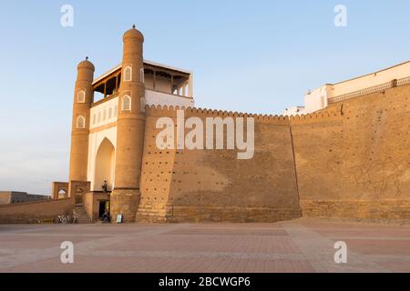Mauer der Buchara-Festung (Arche) in Buchara, Usbekistan. Die massive Festung wird Arche von Buchara genannt. Befestigte Ziegelmauer. Stockfoto