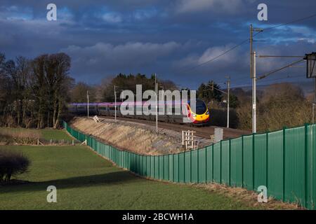 Virgin Trains Klasse 390 Alstom pendolino Bahn 390157 an der Westküste Mainline kippt um eine Kurve Stockfoto