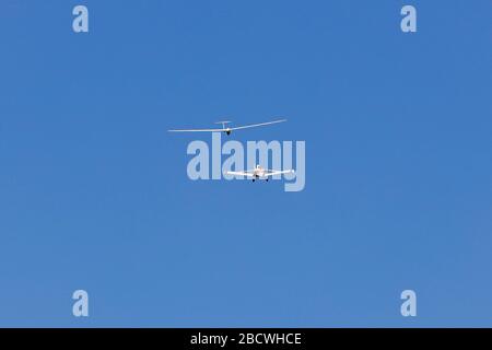 Segelflugzeug wird in den Flug geschleppt Stockfoto