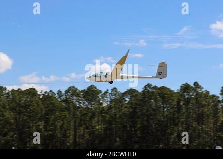 Segelflugzeug startet im Schleppzug hinter Traktorflugzeug Stockfoto