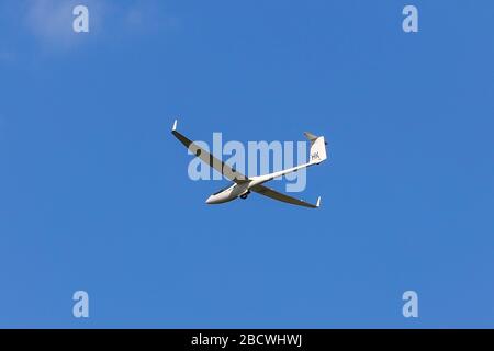 Segelflugzeug im Landemuster über dem Kopf Stockfoto