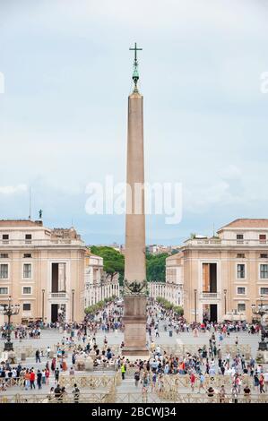 ROM, ITALIEN - 30. JUNI 2017 - Vatikan Obelisk, Petersplatz, Rom. Der Obelisk wurde ursprünglich von Kaiser Gaius Caligula im Jahr 37 n. Chr. nach Rom gebracht Stockfoto