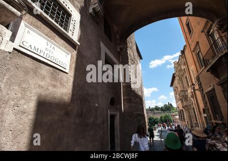 ROM, ITALIEN - 29. JUNI 2017 - Touristen gehen entlang der Via Del Campidoglio auf dem Kapitolinischen Hügel, Rom. Stockfoto