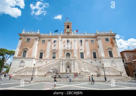 Fassade des Palazzo Senatorio (Senatorenpalast) auf der Piazza del Campidoglio auf dem Kapitolinischen Hügel, Rom. Stockfoto