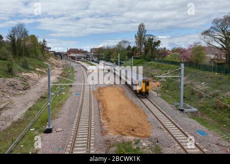 2 Sprinterzüge der nördlichen Bahnklasse 156 156491 + 156488 mit Abfahrt vom Bahnhof Poulton Le Fylde Stockfoto