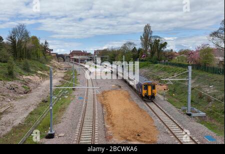 2 Sprinterzüge der nördlichen Bahnklasse 156 156491 + 156488 mit Abfahrt vom Bahnhof Poulton Le Fylde Stockfoto