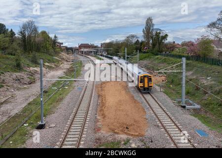 Nördliche Schienenklasse 158 Zug 158758 führt Poulton Le Fylde mit einer Fahrertrainingsfahrt vorbei, nachdem die Strecke elektrifiziert worden war. Stockfoto