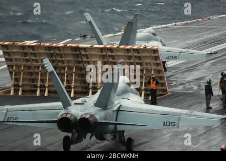 Die Kampfflugzeuge der U.S. Navy F/A-18E und F/A-18F Super Hornet stapeln sich auf, während sie sich auf den schnellen Start auf dem Flugdeck des Flugzeugträgers der Ford-Klasse USS Gerald R. Ford vorbereiten, der sein Flugdeck und die Zertifizierung der Flugsicherung am 21. März 2020 im Atlantik durchführt. Stockfoto