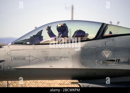 Ein Kampfflugzeug der U.S. Air Force F-16 Fighting Falcon, das der 120. Fighter Squadron, 140. Wing, Colorado Air National Guard, Taxis für eine Übungsalarmierung auf der Buckley Air Force Base am 31. März 2020 in Aurora, Colorado, zugewiesen wurde. Stockfoto