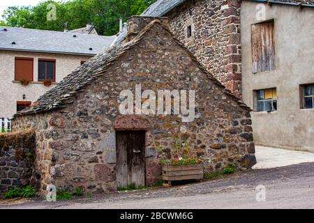 Das kleine, mittelalterliche Bergdorf Beaune-le-Froid in der französischen Region Auvergne hat für seinen Käse namens Saint-Nectaire bekannt gegeben. Stockfoto