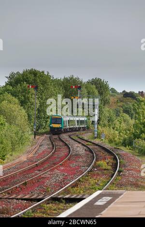 West Midlands Railway Bombardier Class 170 Turbostar Train 170634 Ankunft an der Worcester Foregate Street mit den unteren Quadrantenhalterungen Semaphore Signale Stockfoto